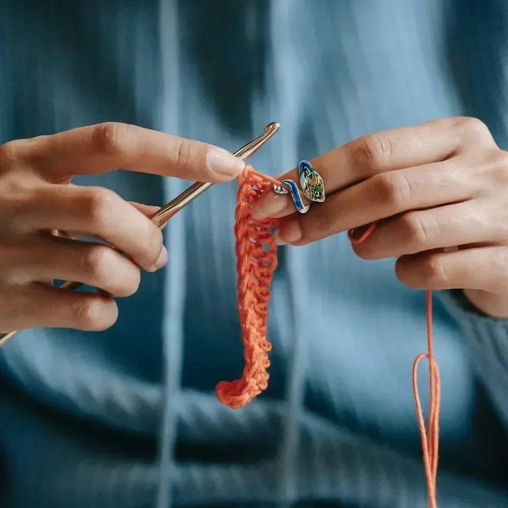 Adjustable Crochet Tension Ring, Cute Cat Yarn Guide Finger Holder, Knitting Thimble Hook Winder Tool for Beginners